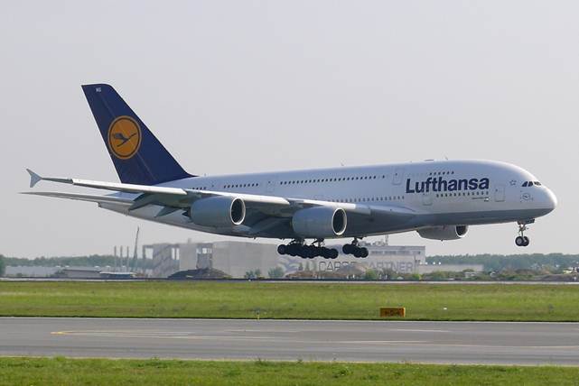 Landung der A380-800 (D-AIMG) auf der Piste 16