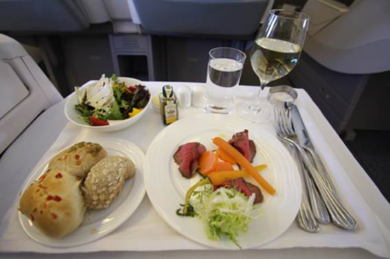 Obwohl mir normalweise das Essen im Flugzeug nicht so wichtig ist, hier konnte ich nicht widerstehen..  Foto: M. Dichler
