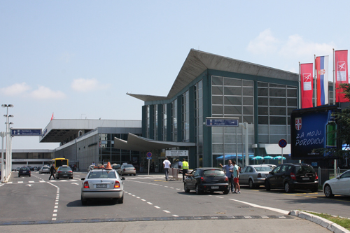 Zufahrt zum Terminal 1 (Vordergrund) & Terminal 2