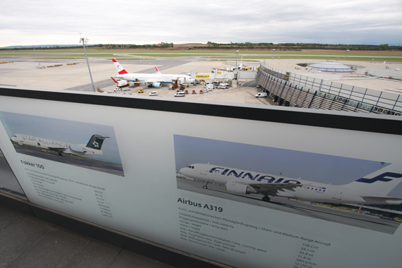Infotafeln geben Auskunft über Flugzeugtypen, Abläufe und Berufe am Flughafen.