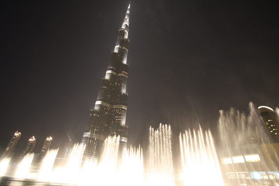 Der Burj Khalifa, dass höchste Gebäude der Welt beheimatet unteranderen das ARMANI Hotel sowie die weltgrößte Shopping Mall. Täglich sorgt nach Sonnenuntergang eine beeindruckende Wasser/Licht – Show für Unterhaltung.