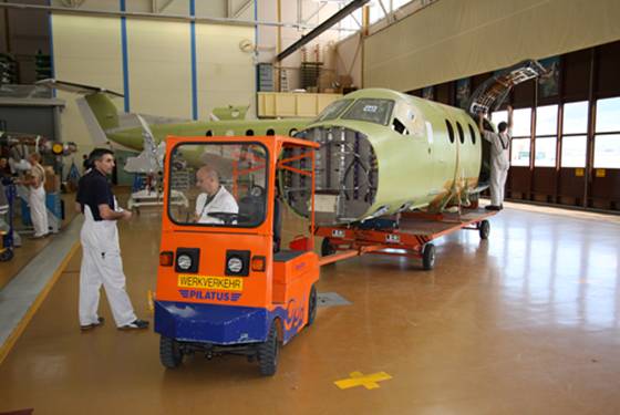 Anlieferung eines PC-12 Rumpfes in die Produktionshalle