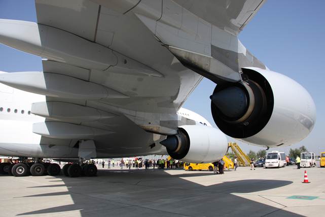 Der riesige Flügel mit den gewaltigen Rolls-Royce Trent 900 Triebwerken mit einem Schub von 311 kN