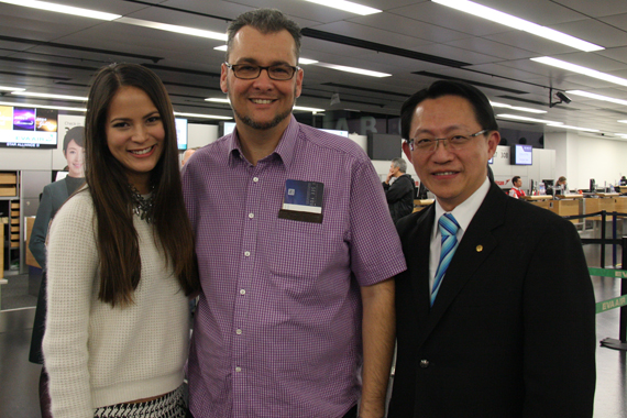"Miss Earth" Kandidatin Katia Wagner gemeinsam mit EVA Air Manager Edward Ho
