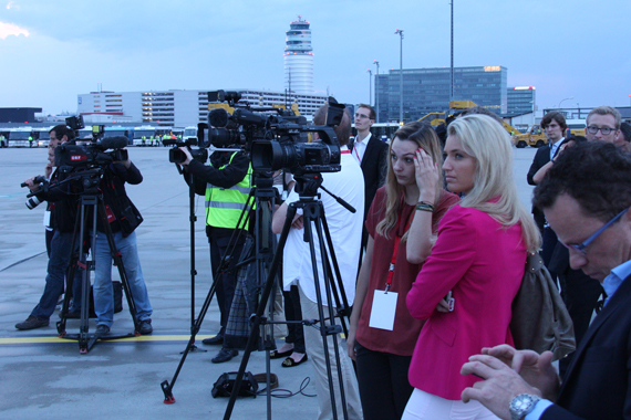 Großes Medieninteresse begleitete den Besuch, zahlreiche Fernsehteams waren vor Ort