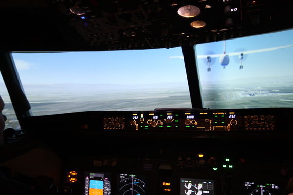 Schön zu wissen, dass man nur im Simulator sitzt.... Unsere Boeing 737NG überholt eine Dash 8-400 im Final Approach!