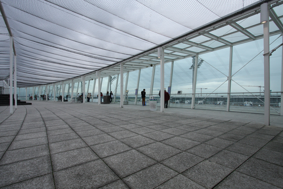 Passagiere die nicht so viel Zeit haben, können die kostenlose Terrasse im Terminal 2 nutzen
