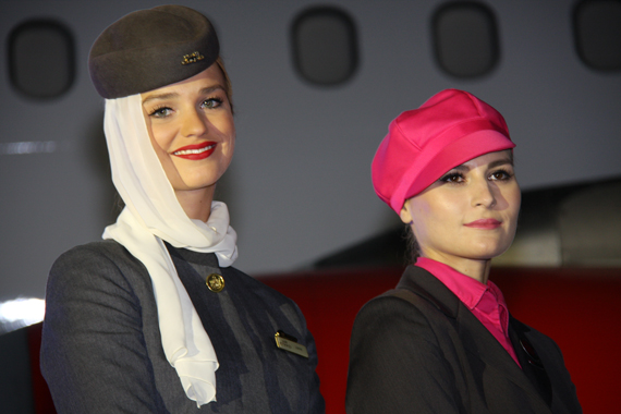 Zeichen der neuen Partnerschaft: NIKI und ETIHAD Flugbegleiterinnen