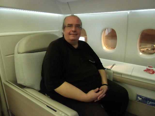 Gerhard Besau fühlt sich sichtlich wohl an Bord der Boeing 777 am Weg nach Singapur