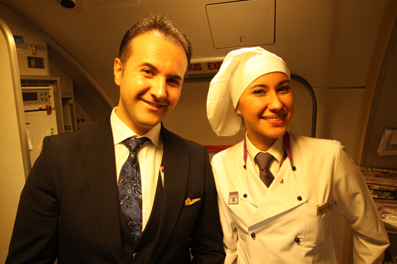 Der Flugbegleiter und der fliegende DO& CO Koch kümmern sich um das Wohl der Gäste an Bord von Turkish Airlines