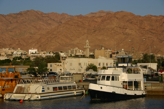 Aqaba ist umrahmt von einer einmaligen Bergkulisse