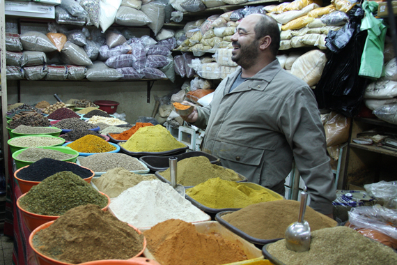 Der Besuch eines Gewürzhändlers wie hier in Aqaba, gehört zu jeder Arabien Reise dazu