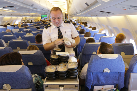 Natürlich gab´s auch auf den kurzen Retourflug wieder ein warmes Essen für die Fluggäste
