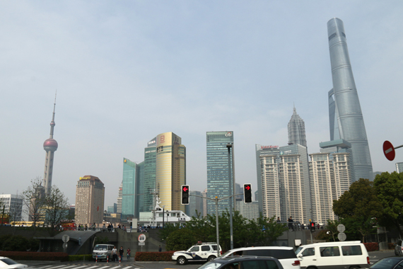 Der Shanghai Tower rechts im Bild übertrumpft mit seiner Höhe von 632m alle Gebäude der Stadt