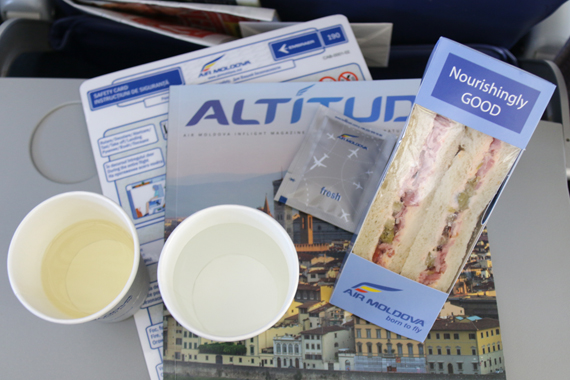 Die staatliche Air Moldova versorgt auch seine Economy Passagiere kostenlos mit Speisen und Getränken