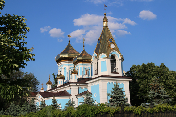 Die goldenen Dächer des St. Theodor Tiron Klosters im Stadtzentrum von Chisinau